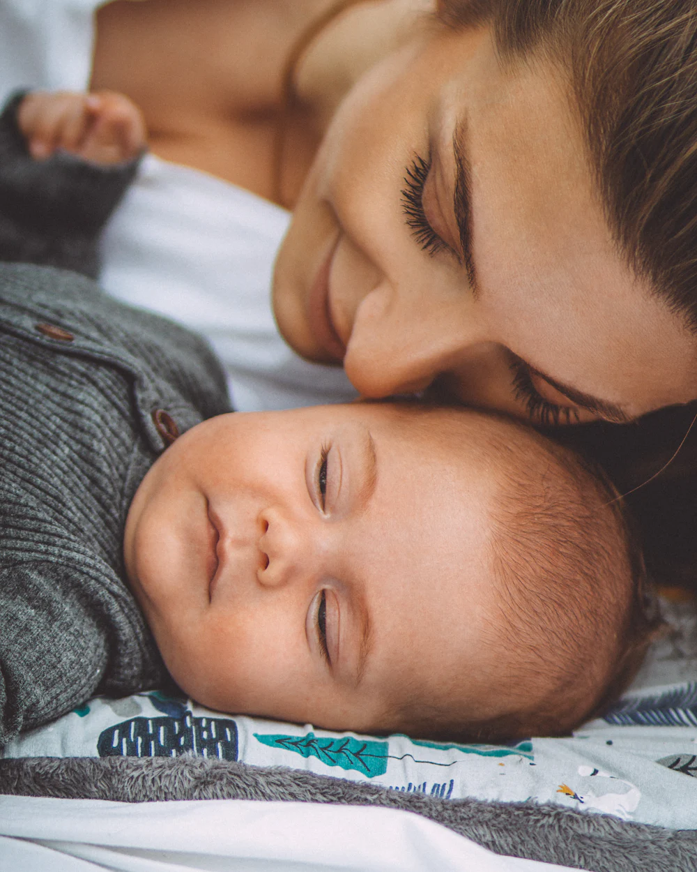 Madre descansando junto a su bebé recién nacido